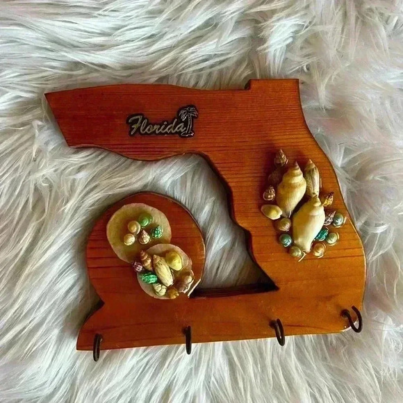 Vintage Florida Wooden Key Holder with Seashells, Wall Decor, Handmade - Picture 1 of 8